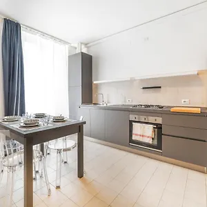  Apartamento Roomy Close To Subway M5! Italia
